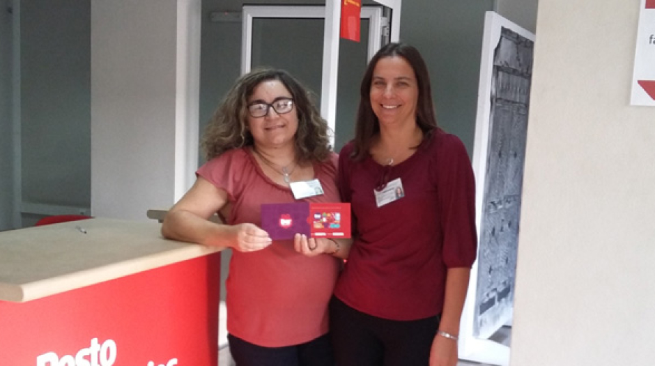 Entrega de prémio às funcionárias do Posto CTT de Santa Maria